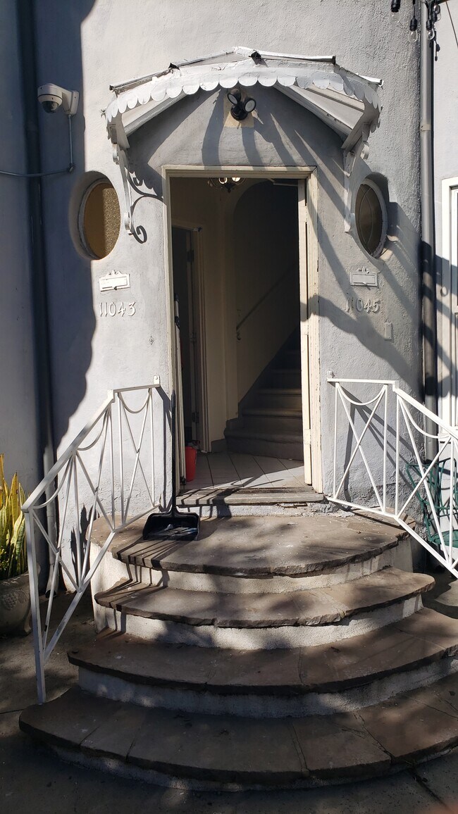 outside entry, steps to pool area - 11043 Ophir Dr