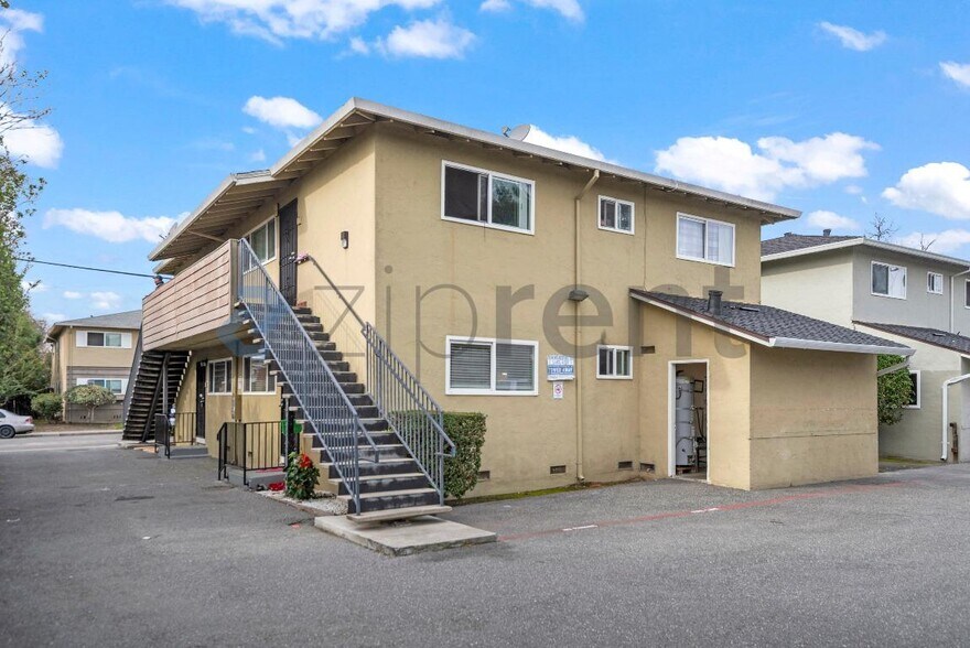 Building Photo - 1371 Vía Dondera