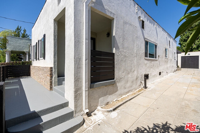 Building Photo - 1316 Mariposa Ave