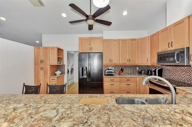 Building Photo - 5651 Golf Pointe Dr