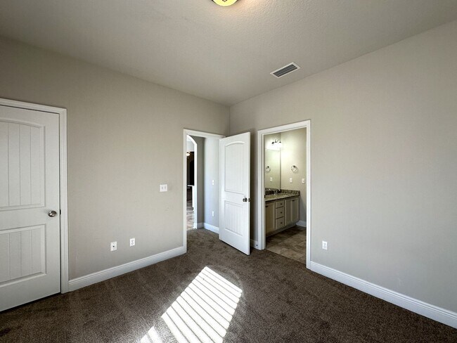 Building Photo - Gorgeous & Spacious
