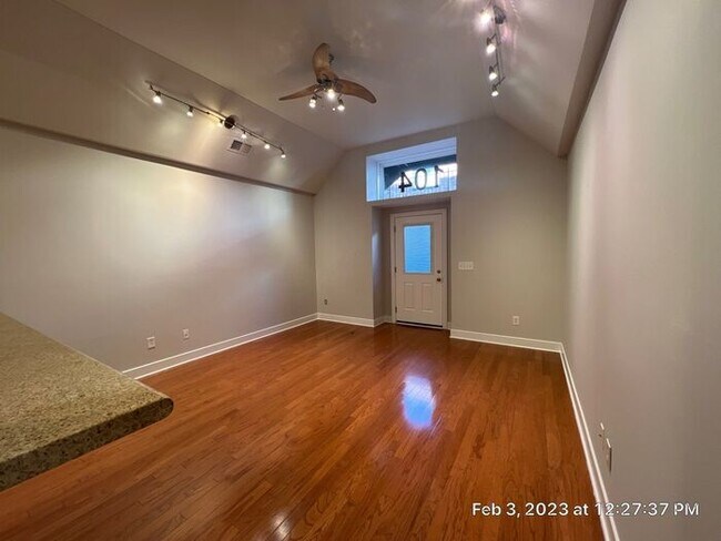 Building Photo - Short North 1 BR Brownstone
