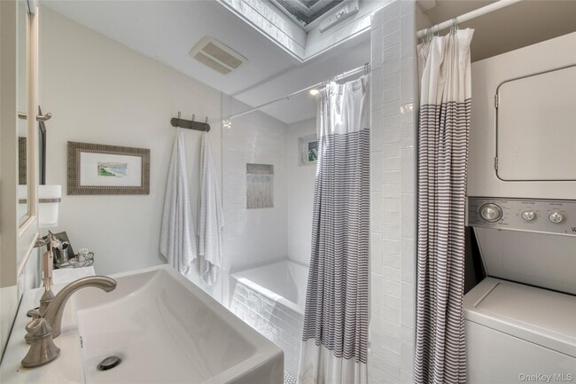 Building Photo - 4075 Pequash Ave