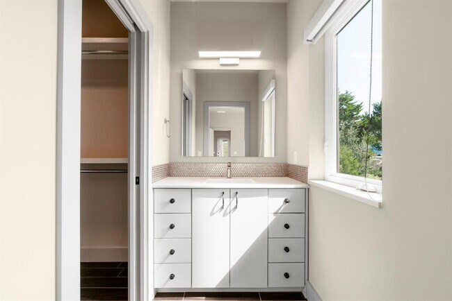 Building Photo - 10800 Superview Dr
