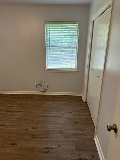 Building Photo - 1927 Montrose Dr