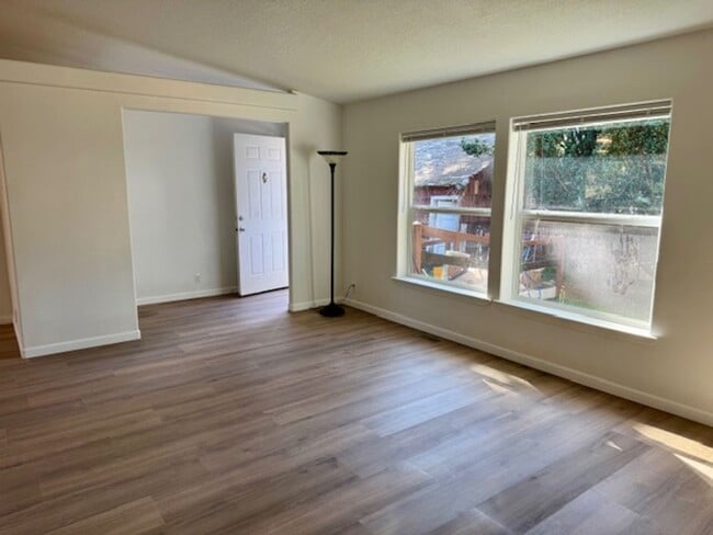 Building Photo - Remodeled Home on 1/2 Acre