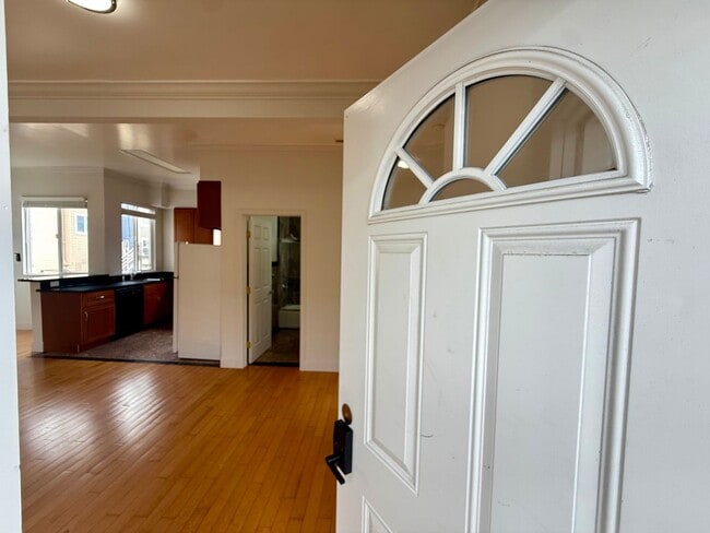 Building Photo - 2068 McAllister St