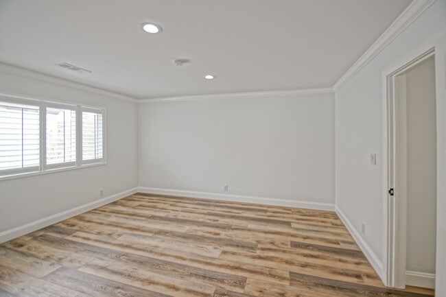 Building Photo - Beautifully Remodeled, Detached Front Town...