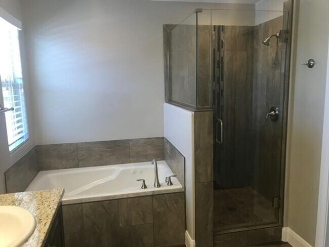 Building Photo - 3 Bedroom Townhome in Santa Clara