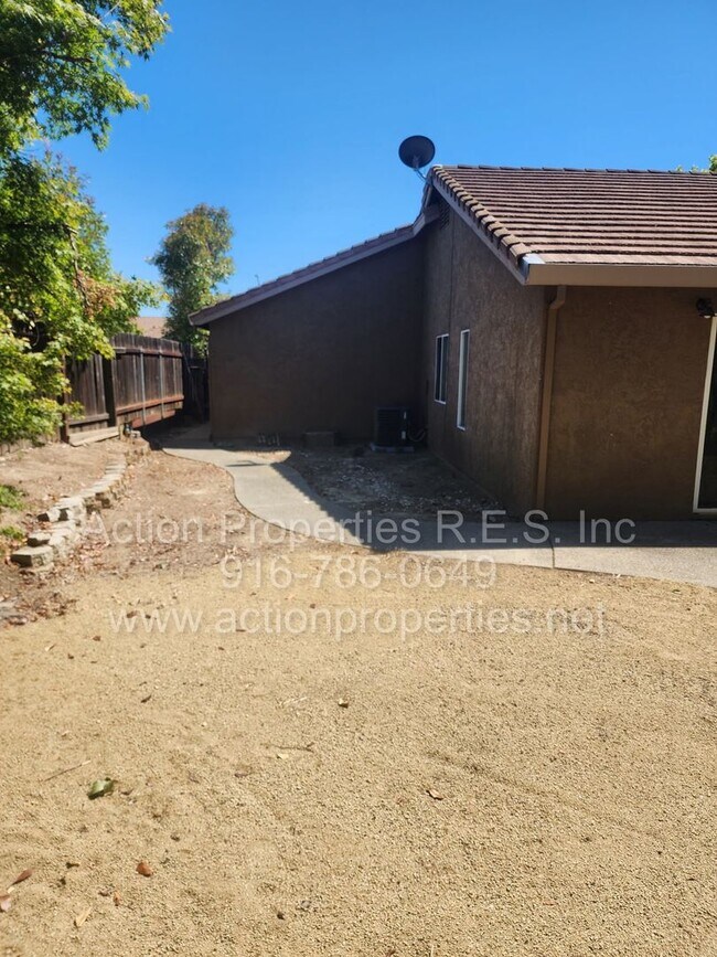 Building Photo - West Roseville 3 bedroom 2 bathroom 1406 sqft Three Car Garage Walking to Wood Creek High