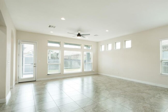 Building Photo - 204 Blue Spruce Way
