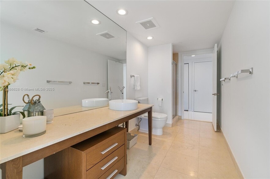 Building Photo - 495 Brickell Ave