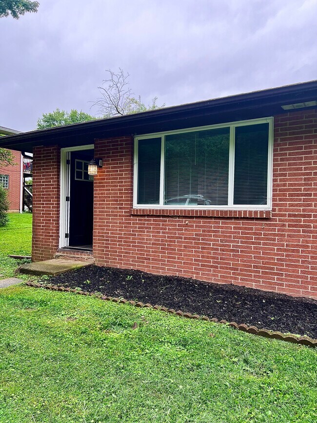 Building Photo - 153 Hanstein Pl
