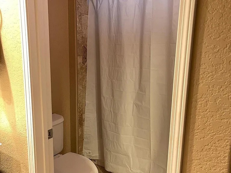 MBR Bathroom with Tub - 13941 Midland Rd