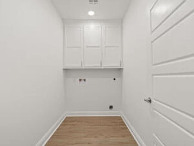 Building Photo - 308 W Schweitzer Ave