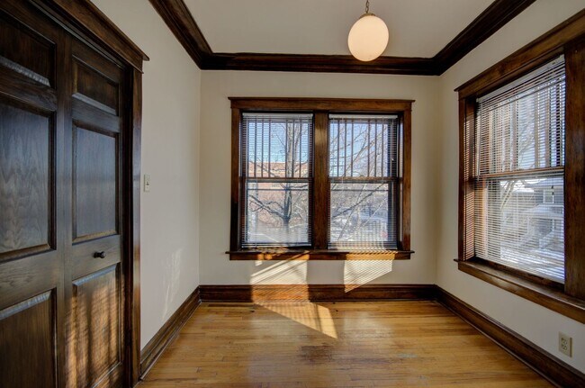 Building Photo - 1336 W Waveland Ave