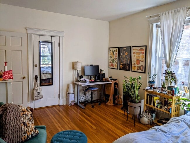 Building Photo - Amazing 3 bed in Coolidge Corner...