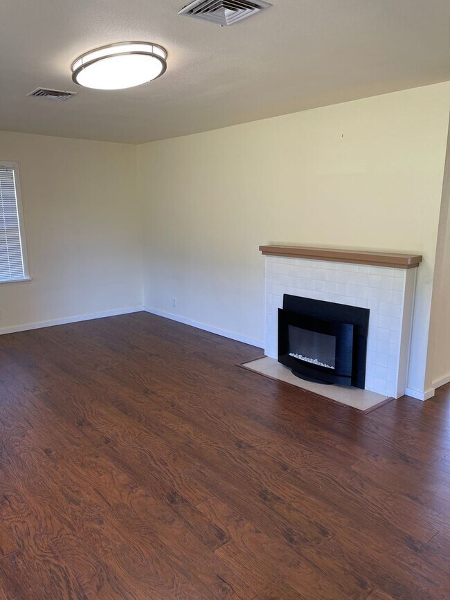 Building Photo - PROD3327