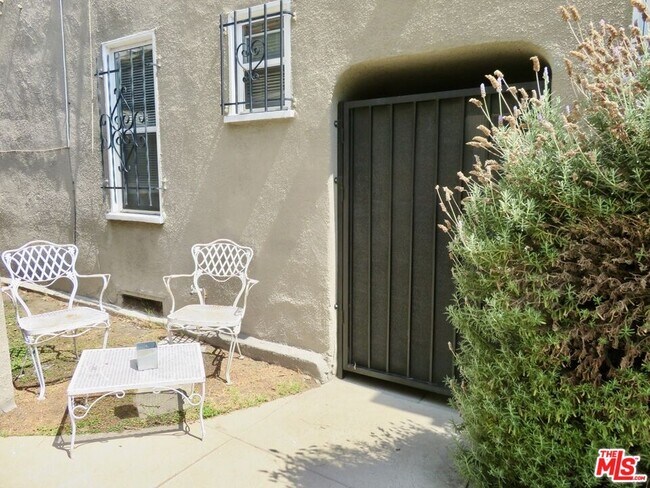 Building Photo - 8861 Alden Dr