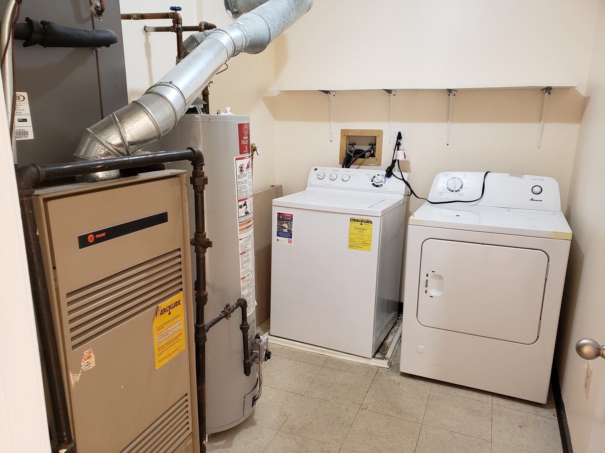 Building Photo - 8 Holly Ct