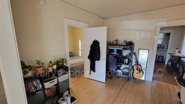 Building Photo - 617 E 8th St