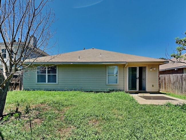Building Photo - MOVE IN READY NOW! CHECK IT OUT!