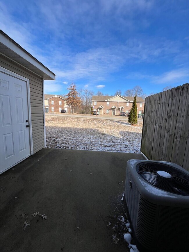 Building Photo - 2 Bedroom 1.5 Bath Townhome