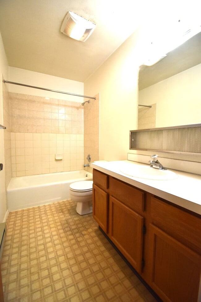 Building Photo - Top floor apartment! Close to MSU and downtown!