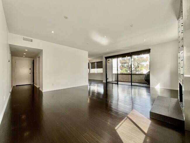 Building Photo - Spacious 2 Bedroom 2 Bath Condo in West LA