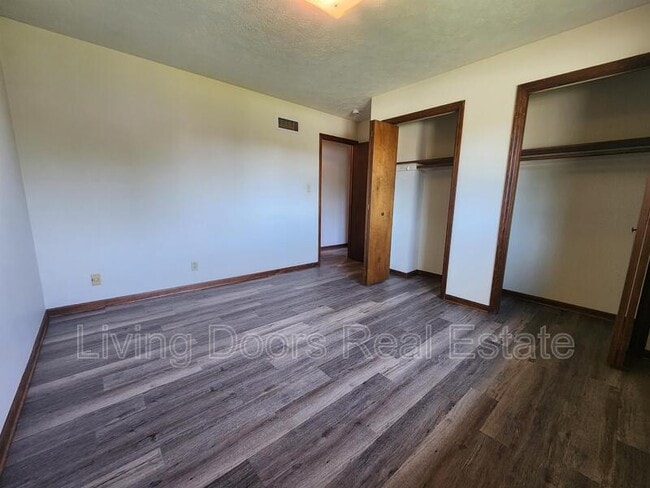 Building Photo - 1710 Eastridge Ave