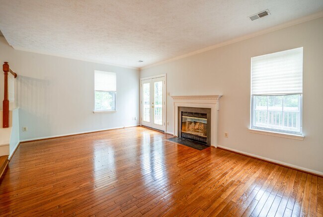 Building Photo - Three-level end unit townhome!