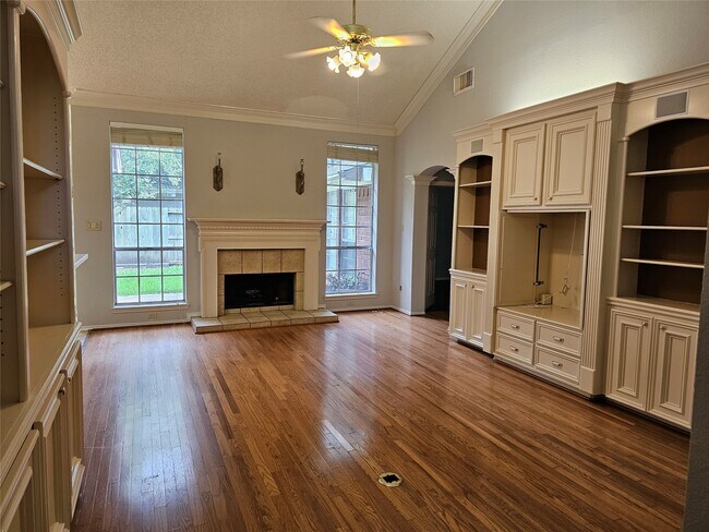 Building Photo - 6930 Shady Ln