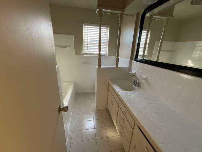 Building Photo - 1009 SW 65th St