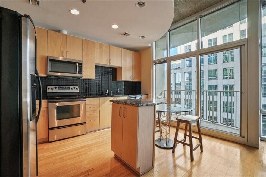 Building Photo - 943 Peachtree St NE