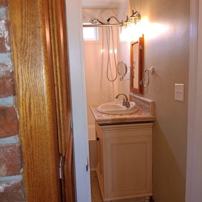 Building Photo - Charming Place To Call Home in Salem