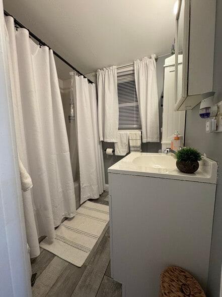 Building Photo - 503 Wood St