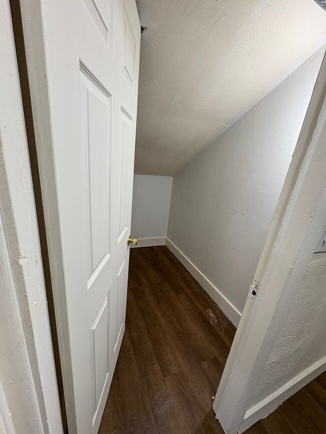 Building Photo - Spacious 4 Bedroom, 1 Bathroom Single Family Home