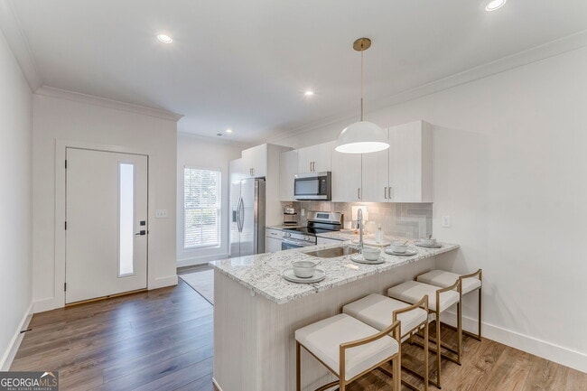 Building Photo - 79 Chateau Dr SE