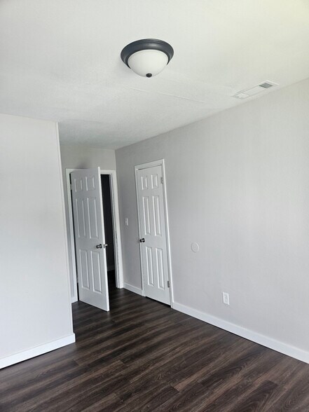 Building Photo - 802 Abney Ave