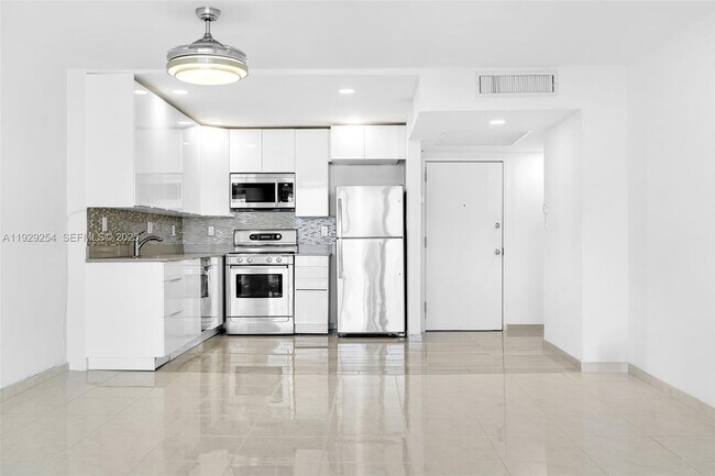 Building Photo - 2030 S Ocean Dr