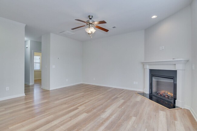 Building Photo - 3 Bedroom 2.5 Bath Townhouse