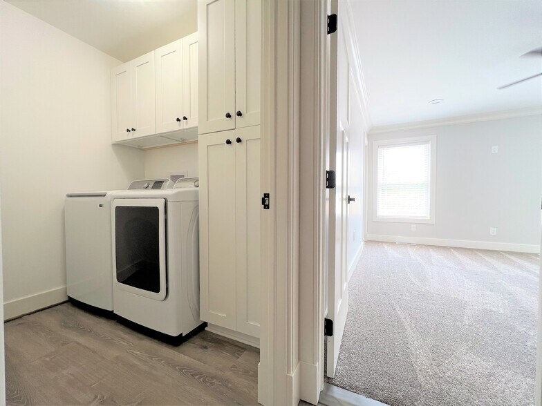 Building Photo - 10975 Main St