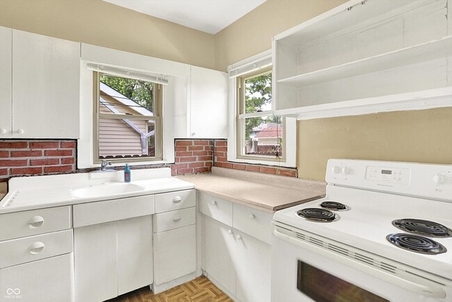 Building Photo - 626 N Riley Ave