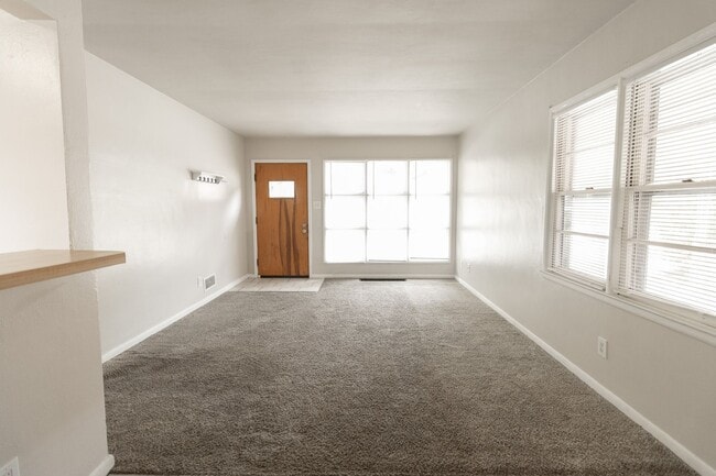 Building Photo - 5 Bed 2 Bath House