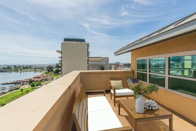 Building Photo - Penthouse loft with a private rooftop patio