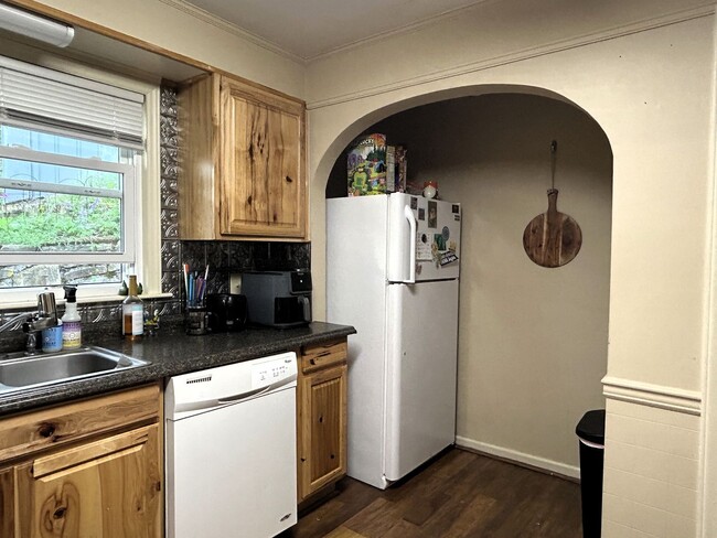Building Photo - Charming Ranch Right Off W King Street!