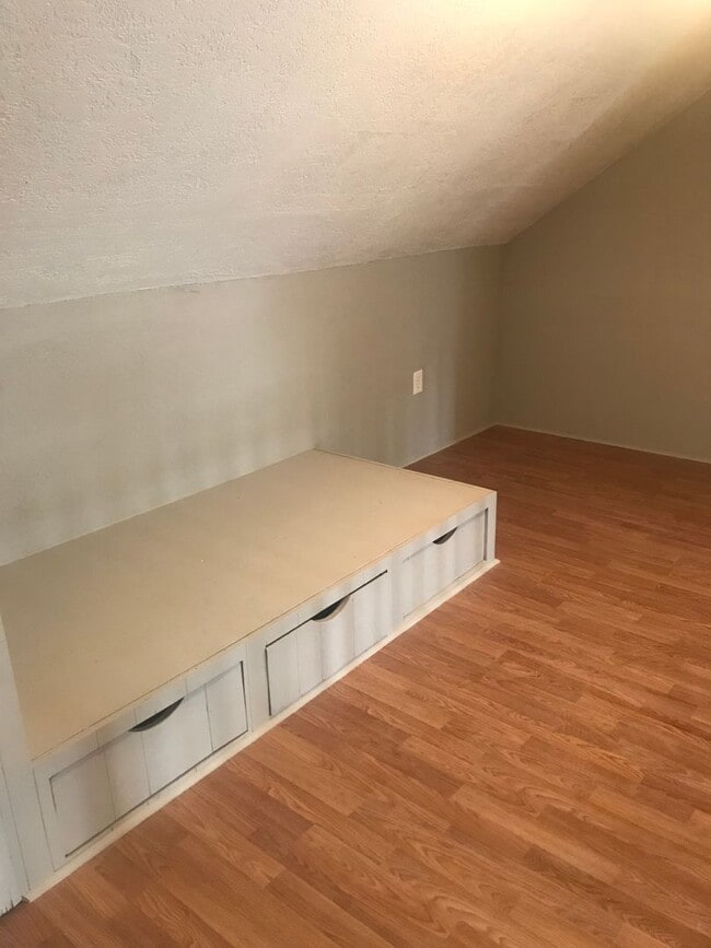 Building Photo - Charming 3 Bedroom, 1.5 Bathroom Residence...