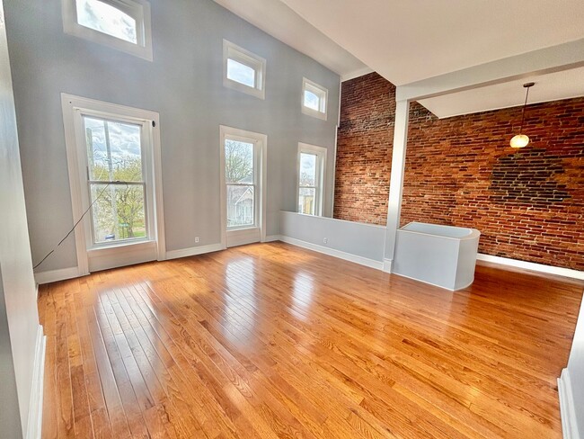 Building Photo - NuLu - Butchertown! Spacious 1BR in Historic District