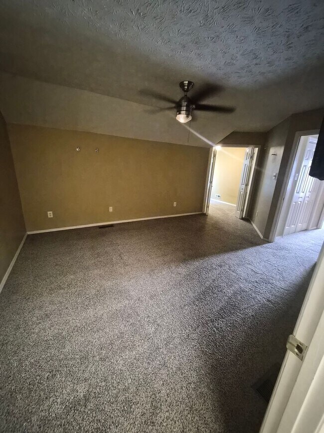 Building Photo - West Knoxville 37934 - 3 bedroom, 2.5 bath with a sunroom and 1-car garage - Call Lisa Vineyard 8...