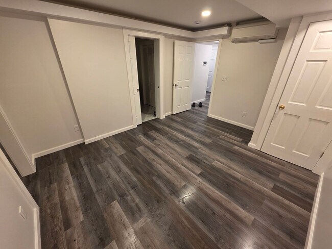 Building Photo - Newly Renovated 3 Bedroom Apartment - Poug...